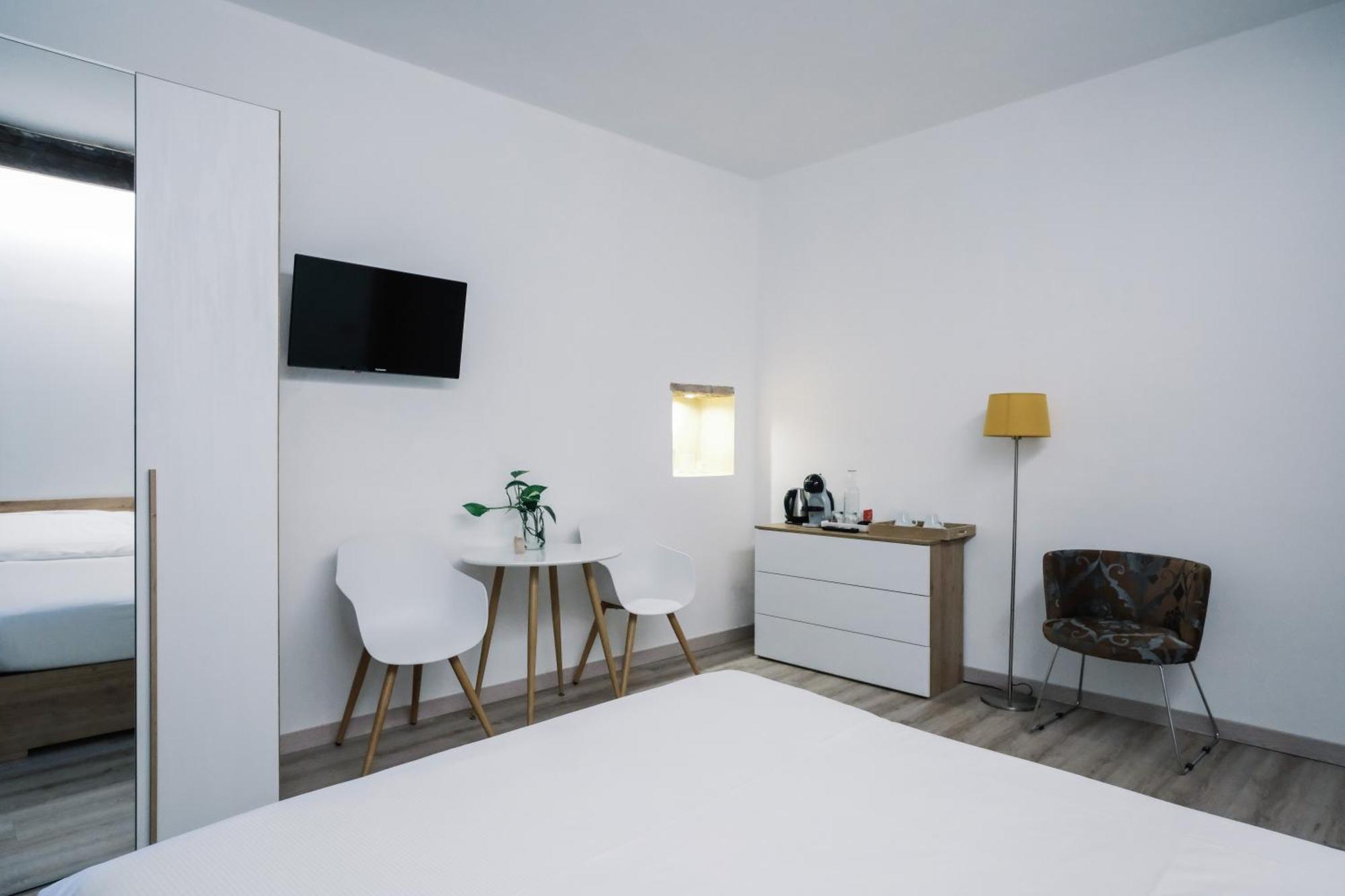 Affittacamere Flora Inn, Scotti's House - Due Passi In Centro 2*